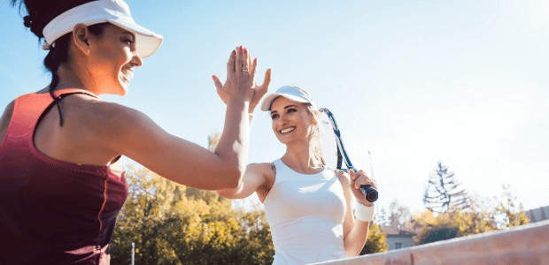 テニスをする女性2人組